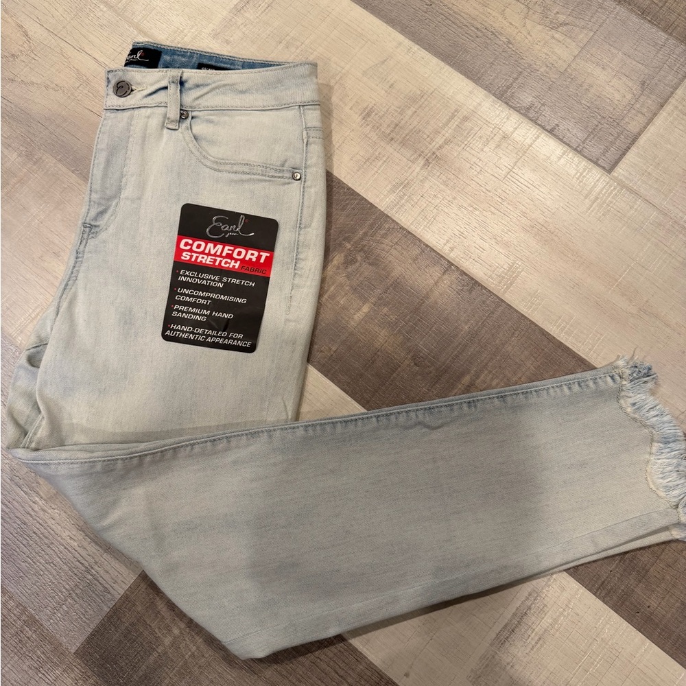 NWT - Gloria Vanderbilt Light blue  Skinny denim with fringed hem